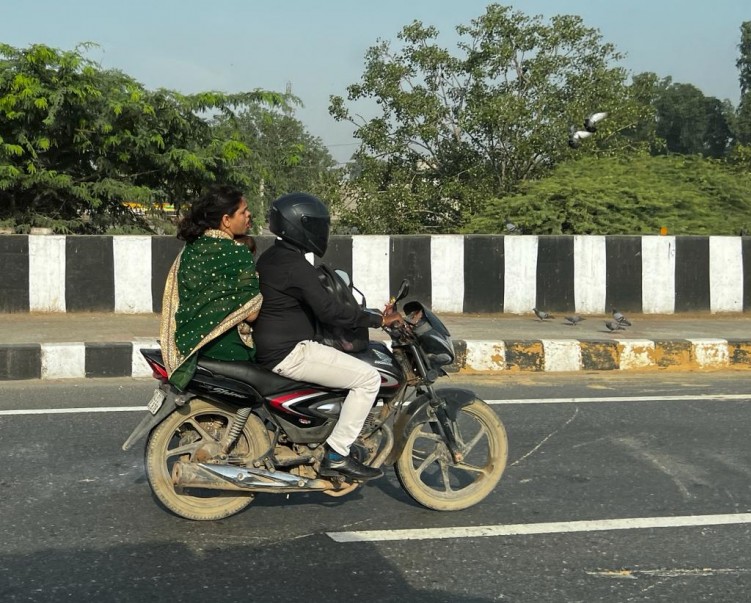16 Jak jezdza pasazerowie motocykli w Indiach